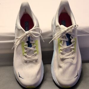 Hoka Arahi 7 White and Red Sneakers